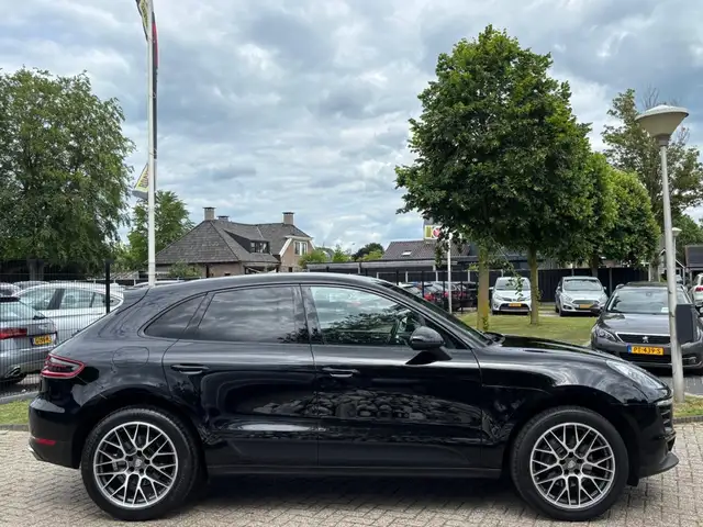 Porsche Macan view 4