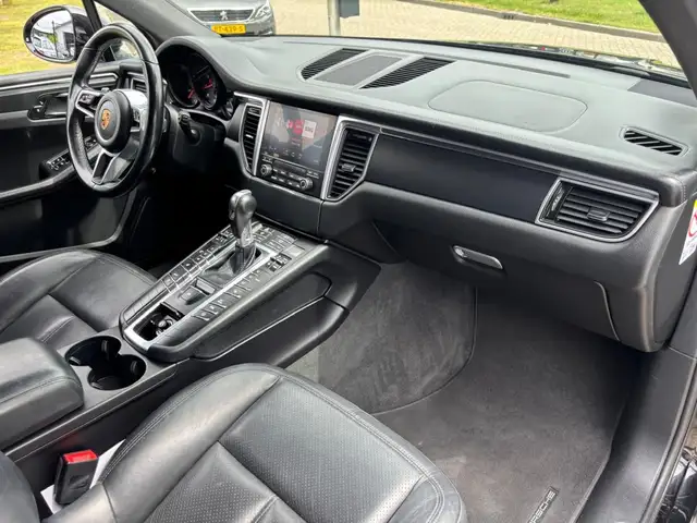 Porsche Macan view 10