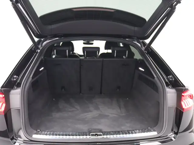 Audi Q8 view 8