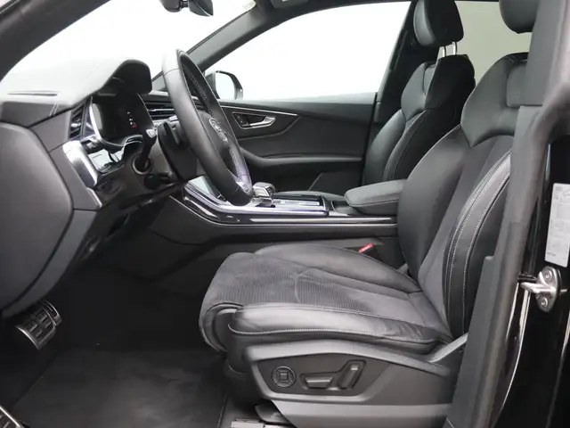 Audi Q8 view 12