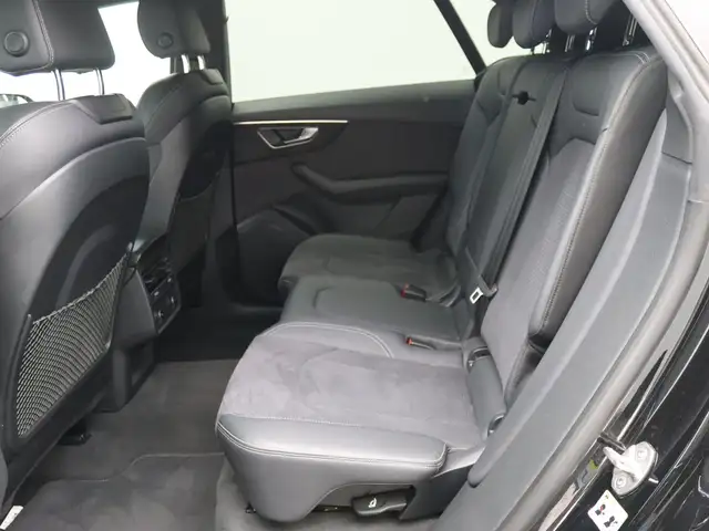 Audi Q8 view 10