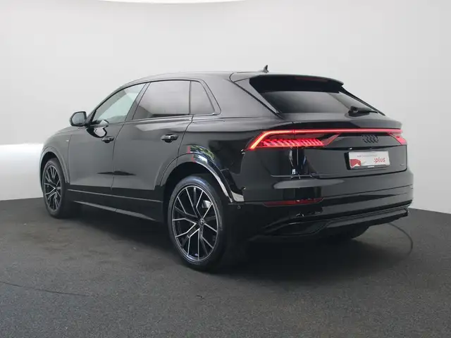 Audi Q8 view 5