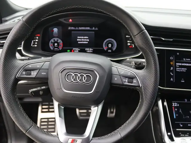 Audi Q8 view 13