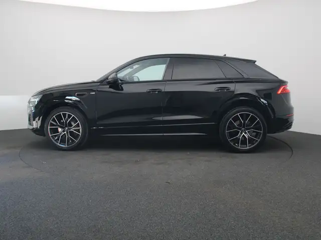 Audi Q8 view 4