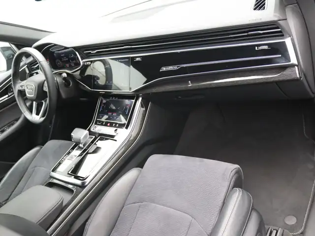 Audi Q8 view 9