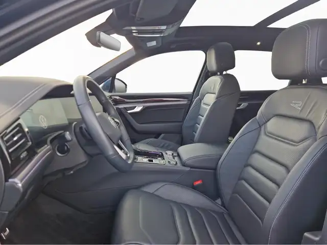 Volkswagen Touareg view 9