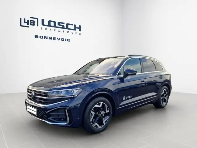 Volkswagen Touareg view 4