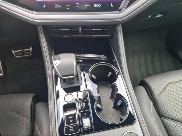 Volkswagen Touareg view 13