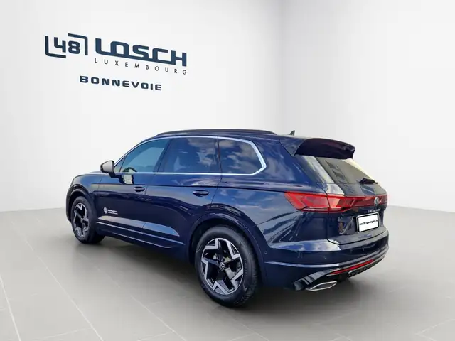 Volkswagen Touareg view 5