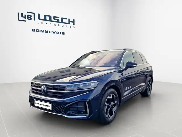 Volkswagen Touareg view 3