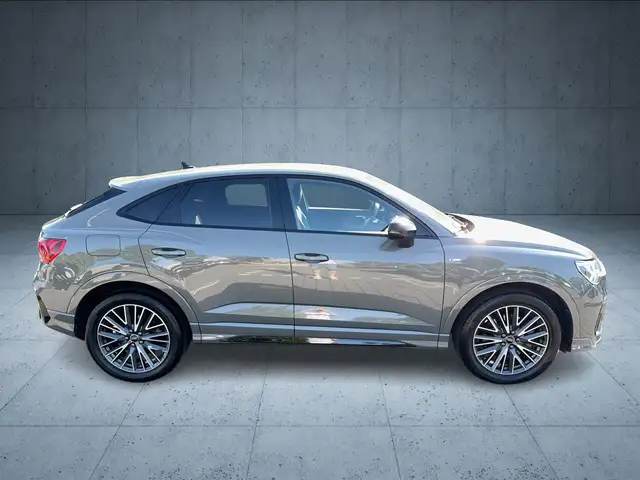Audi Q3 view 6