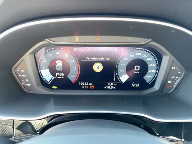 Audi Q3 view 10
