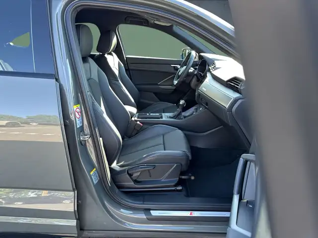 Audi Q3 view 15