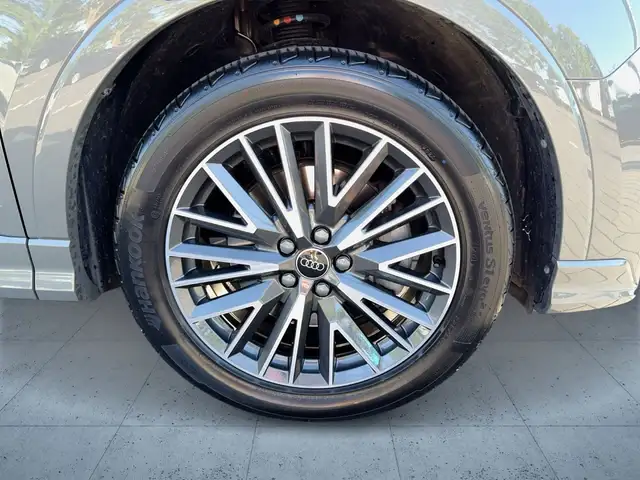 Audi Q3 view 7