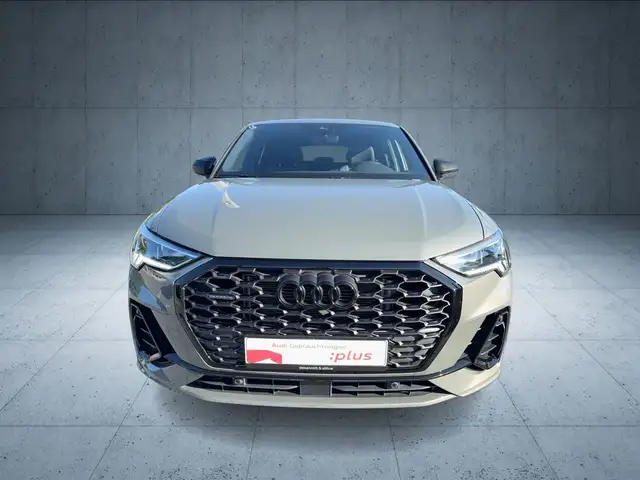 Audi Q3 view 8