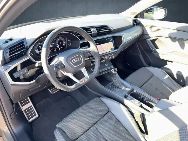 Audi Q3 view 9