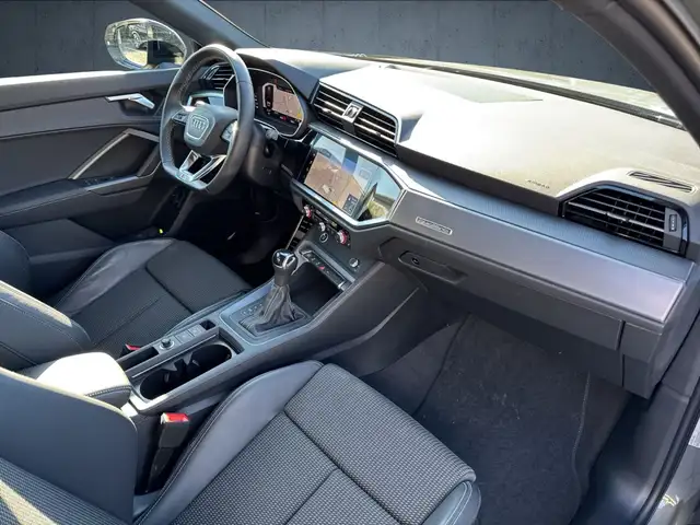 Audi Q3 view 14