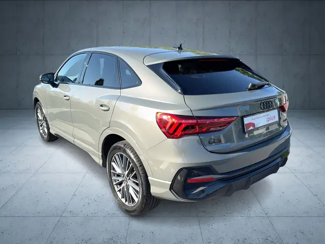 Audi Q3 view 3