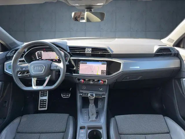 Audi Q3 view 11