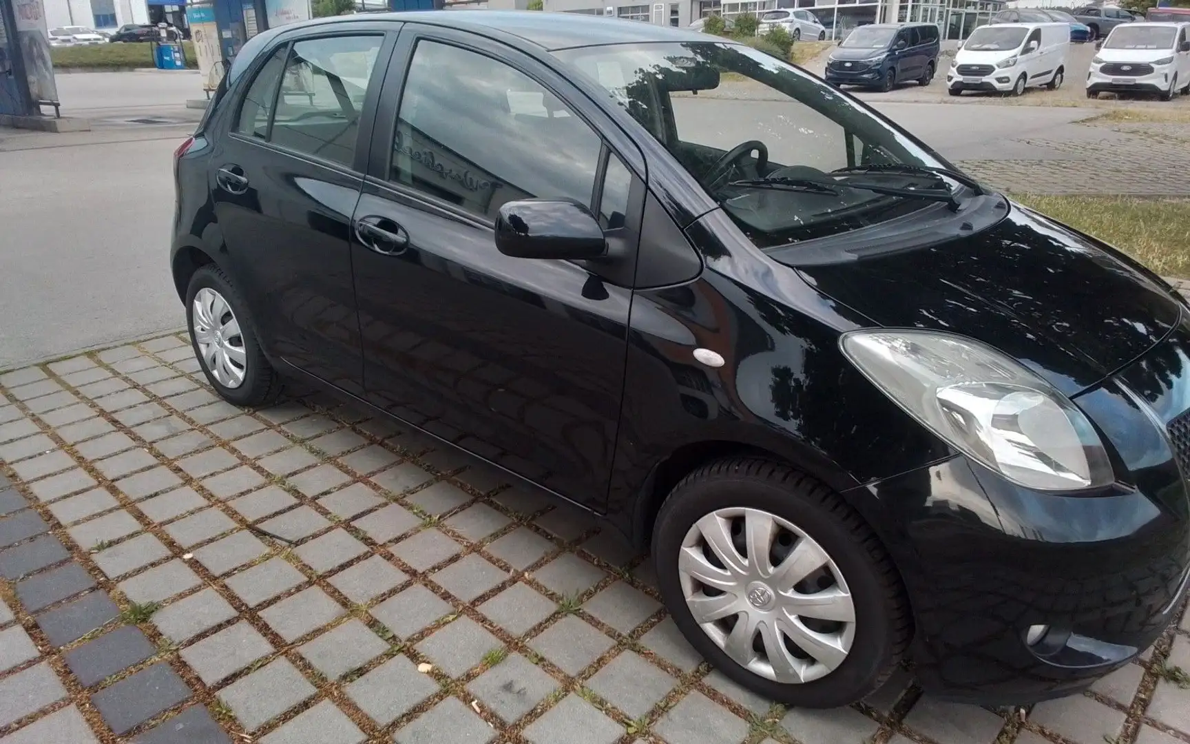 Toyota Yaris Executive Schwarz - 2