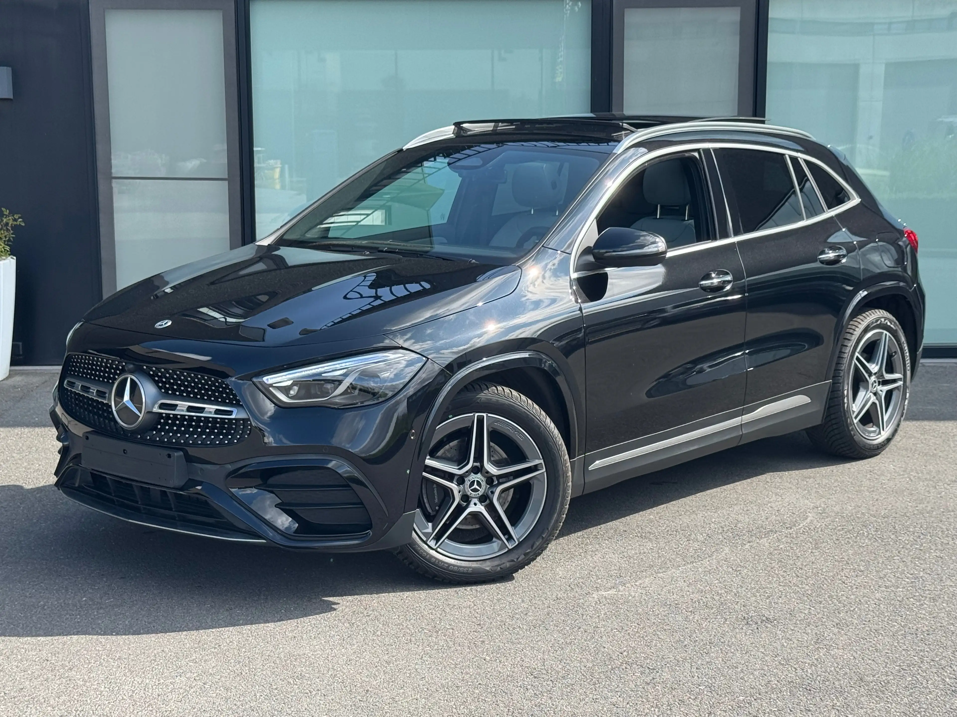 Mercedes-Benz GLA 180 AMG LINE Automaat | 1.3 BENZ - 136 PK | PANO + LED |