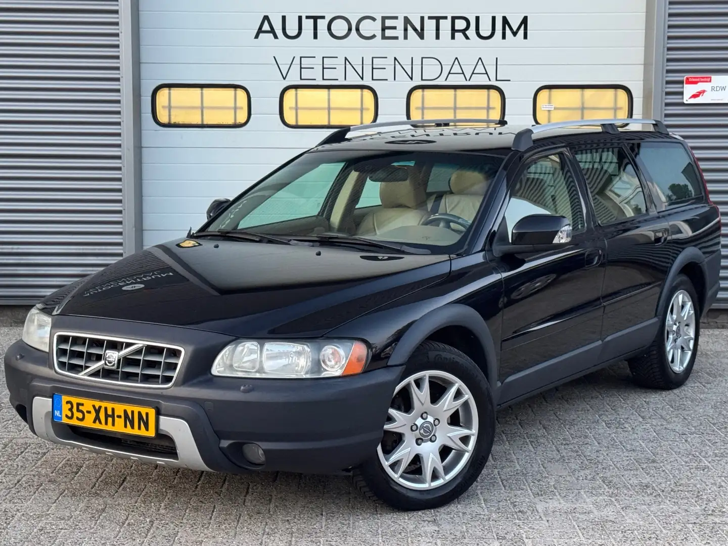 Volvo XC70 2.4 D5 AUT-6 Momentum APK 01-2026 LEDER/CRUISE/STO Zwart - 2