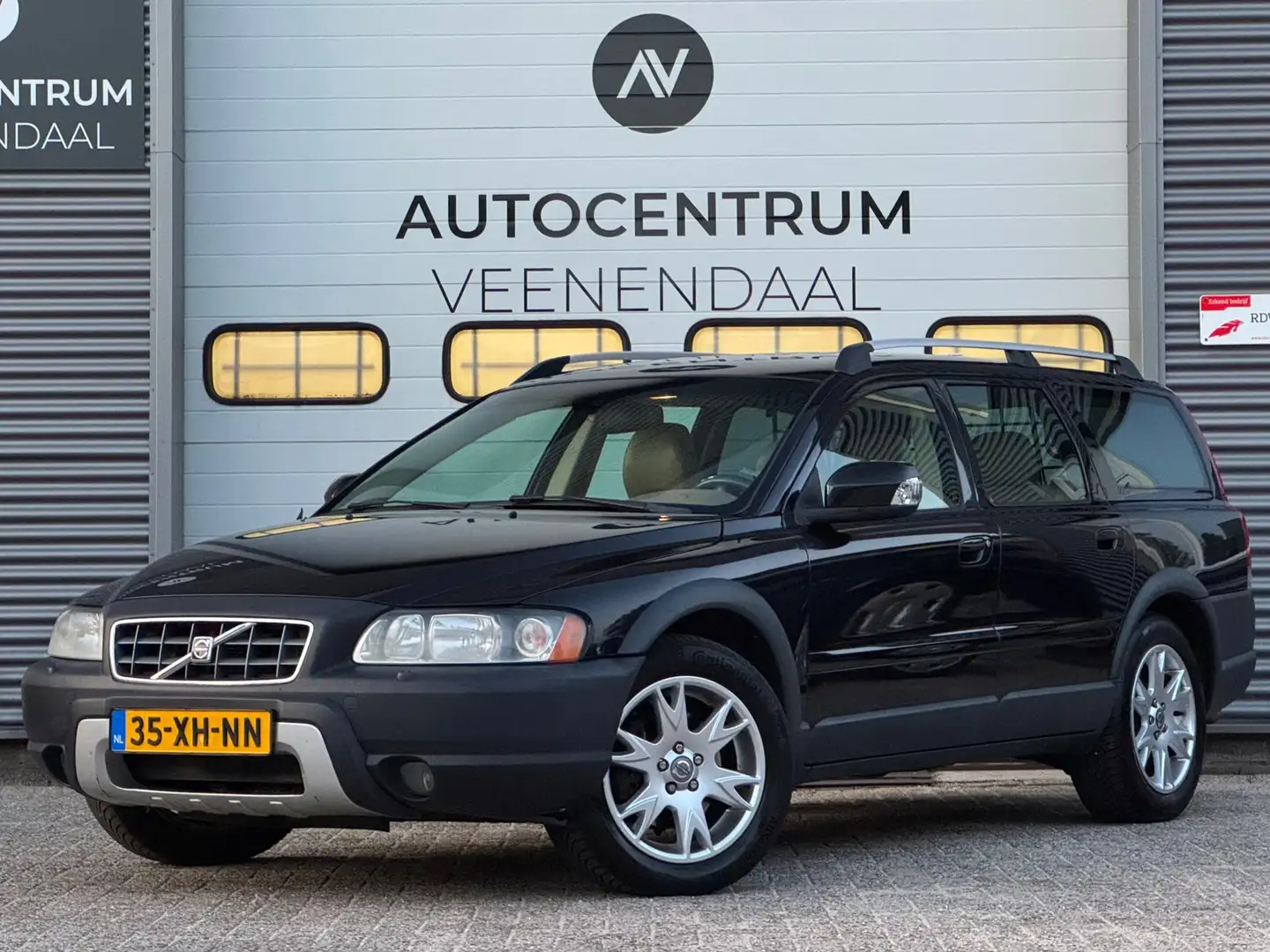 Volvo XC70 2.4 D5 AUT-6 Momentum APK 01-2026 LEDER/CRUISE/STO Zwart - 1