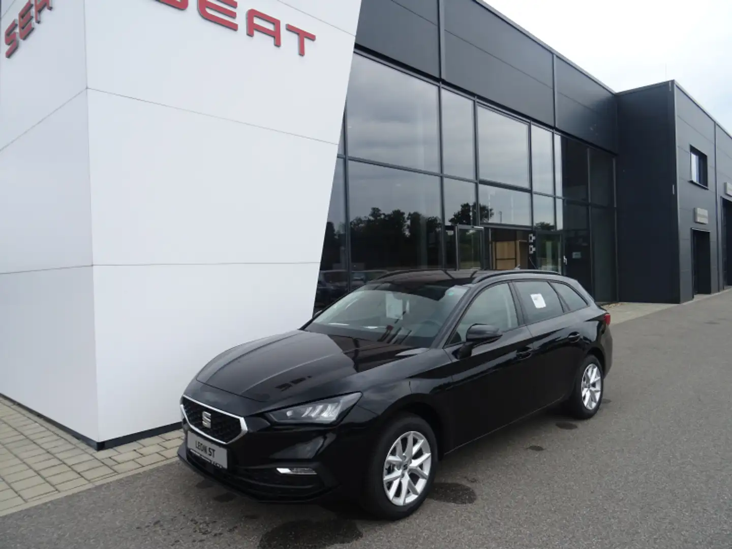 SEAT Leon Leon Sportstourer 1.5 eTSI Road Edition DSG 150PS Schwarz - 1