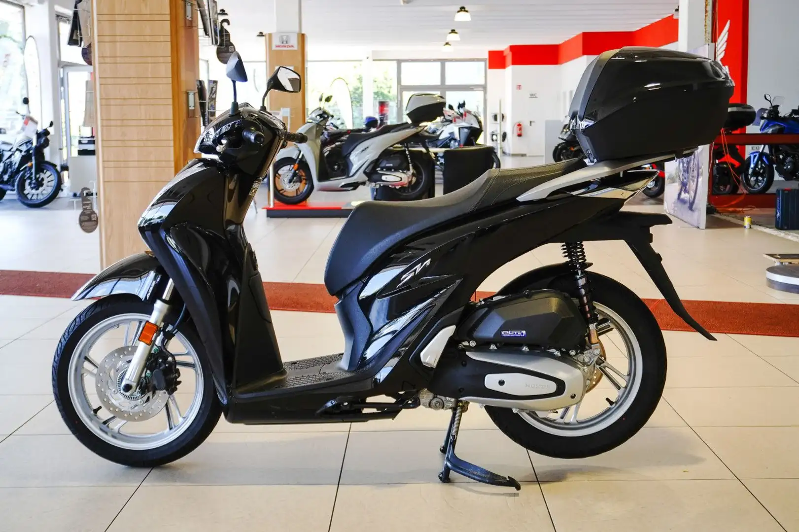 Honda SH 125i ABS incl. Topcase Nur 4.255km + 1.Hand Černá - 2