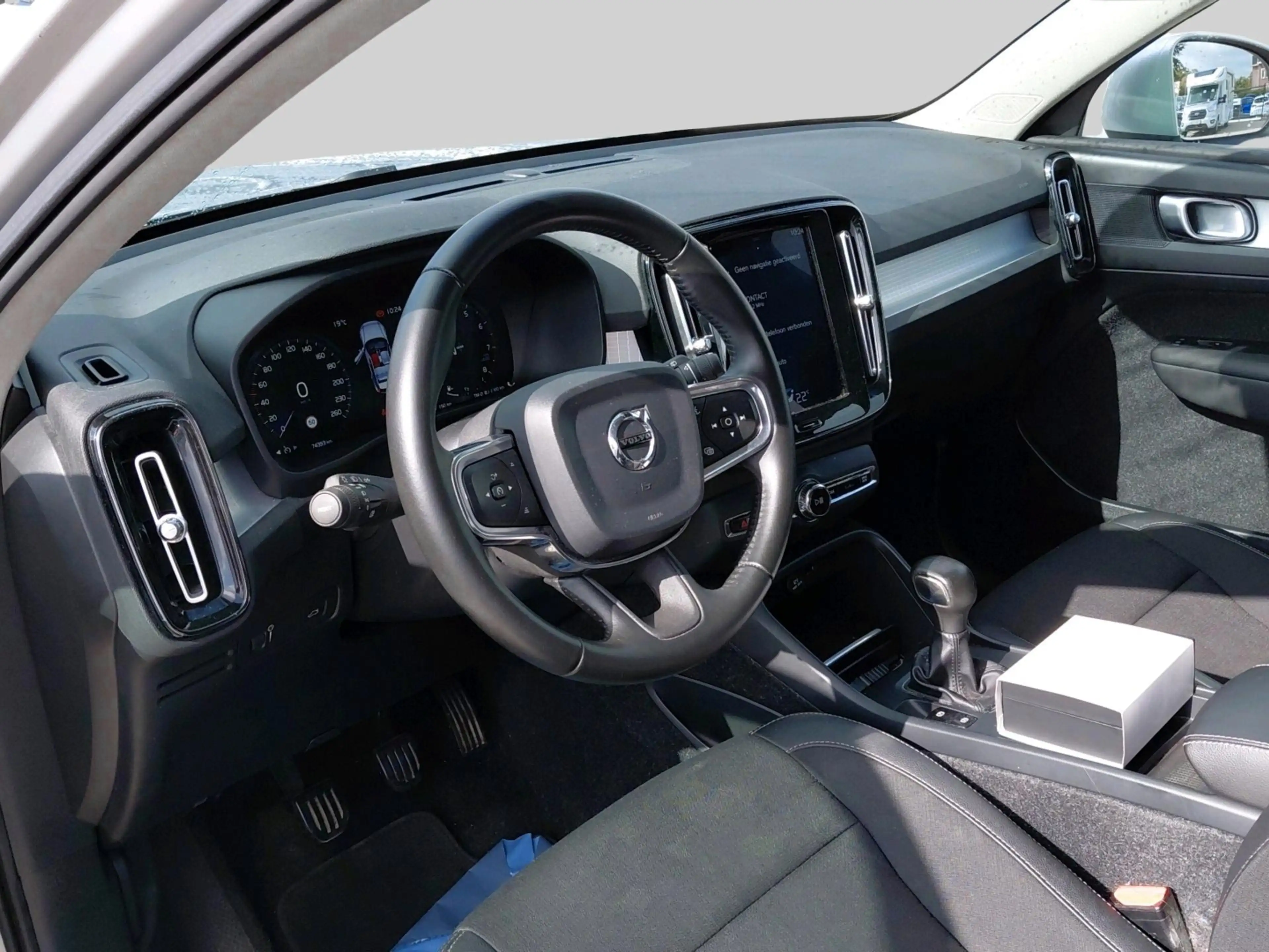Volvo XC40 T3 — photo 9