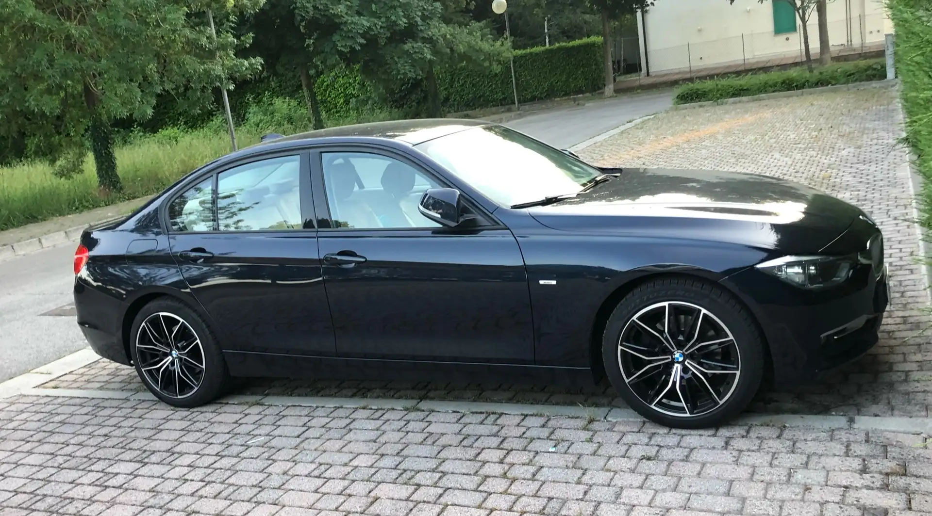 BMW 320 320d Attiva 184cv Blu/Azzurro - 2