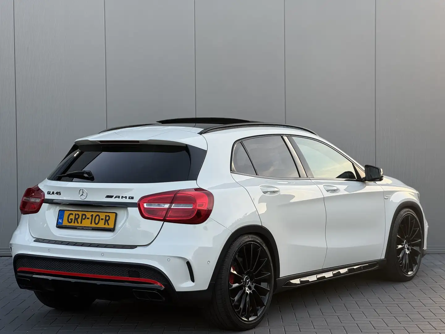 Mercedes-Benz GLA 45 AMG 4MATIC | Panorama | Schaalstoelen | Distronic | Ca Wit - 2