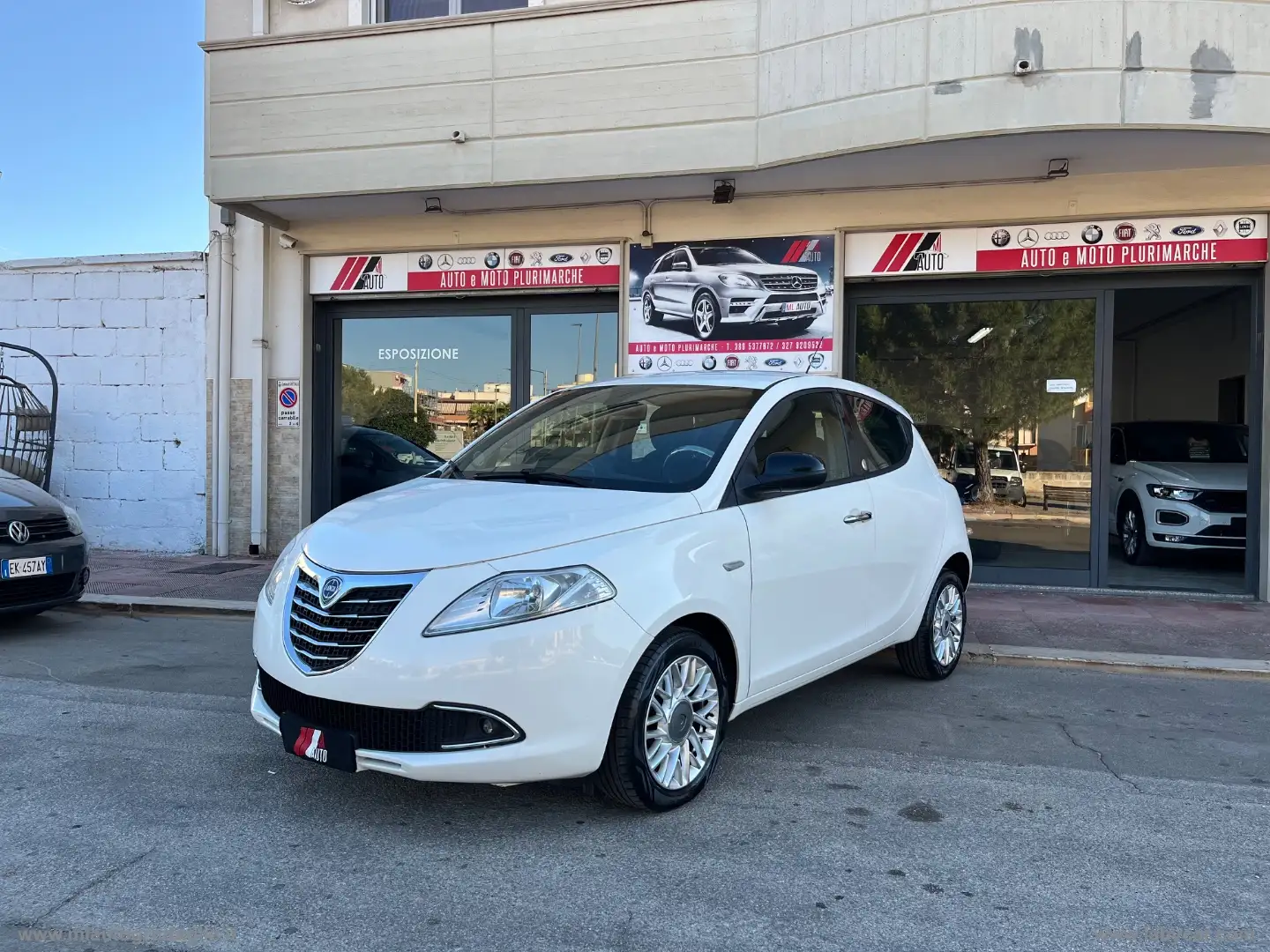 Lancia Ypsilon 1.2 69 CV 5p. GPL Ecochic Gold Bianco - 1