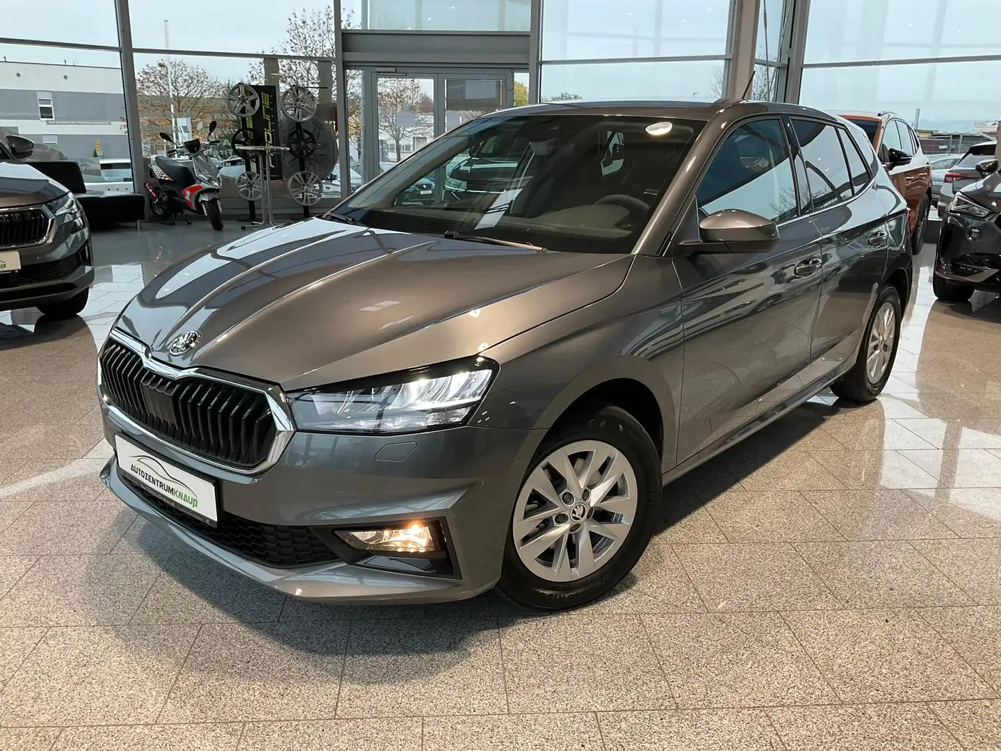Skoda Fabia 1.0TSI Selection DSG LED Climatronic ACC SmartLink Grijs - 1