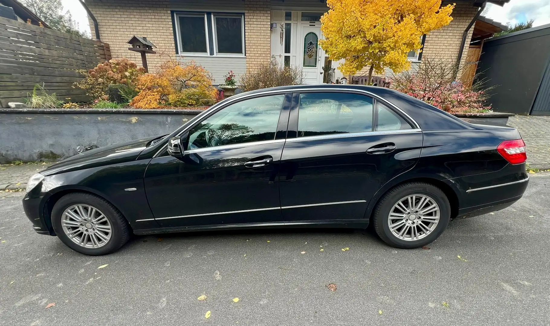 Mercedes-Benz E 220 E 220 CDI DPF BlueEFFICIENCY Automatik Elegance Schwarz - 1