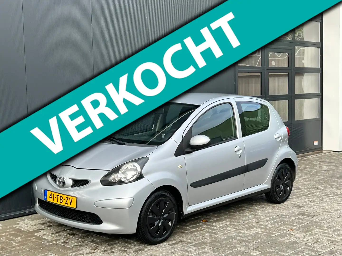 Toyota Aygo 1.0-12V + Automaat | 5-deurs | Apk 22-10-2026 | Grijs - 1