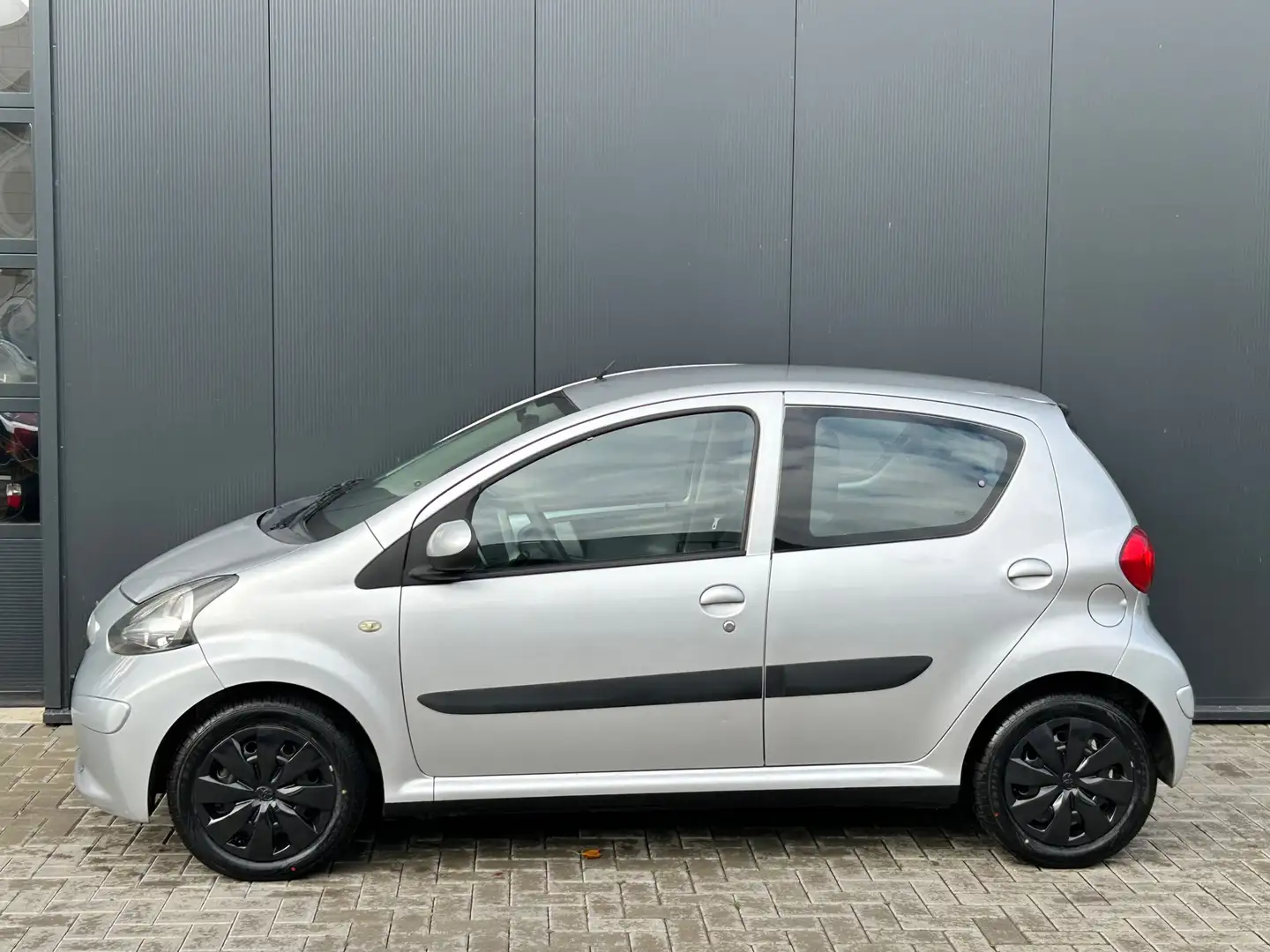 Toyota Aygo 1.0-12V + Automaat | 5-deurs | Apk 22-10-2026 | Grijs - 2