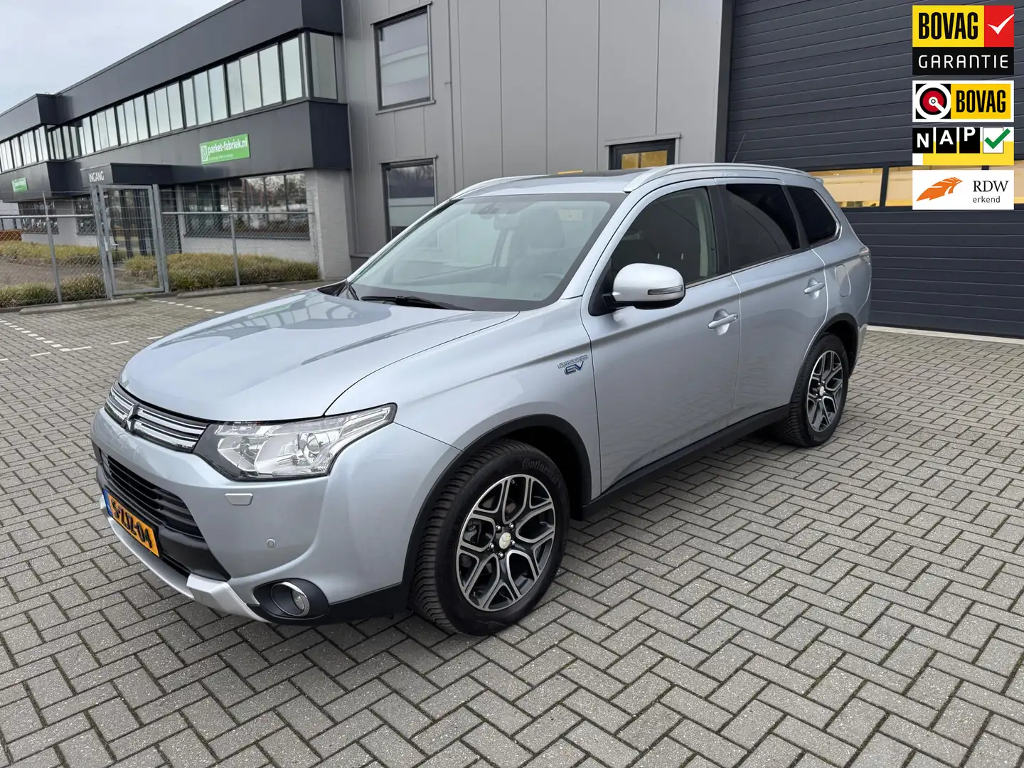 Mitsubishi Outlander 2.0 PHEV Instyle X-Line Grijs - 1