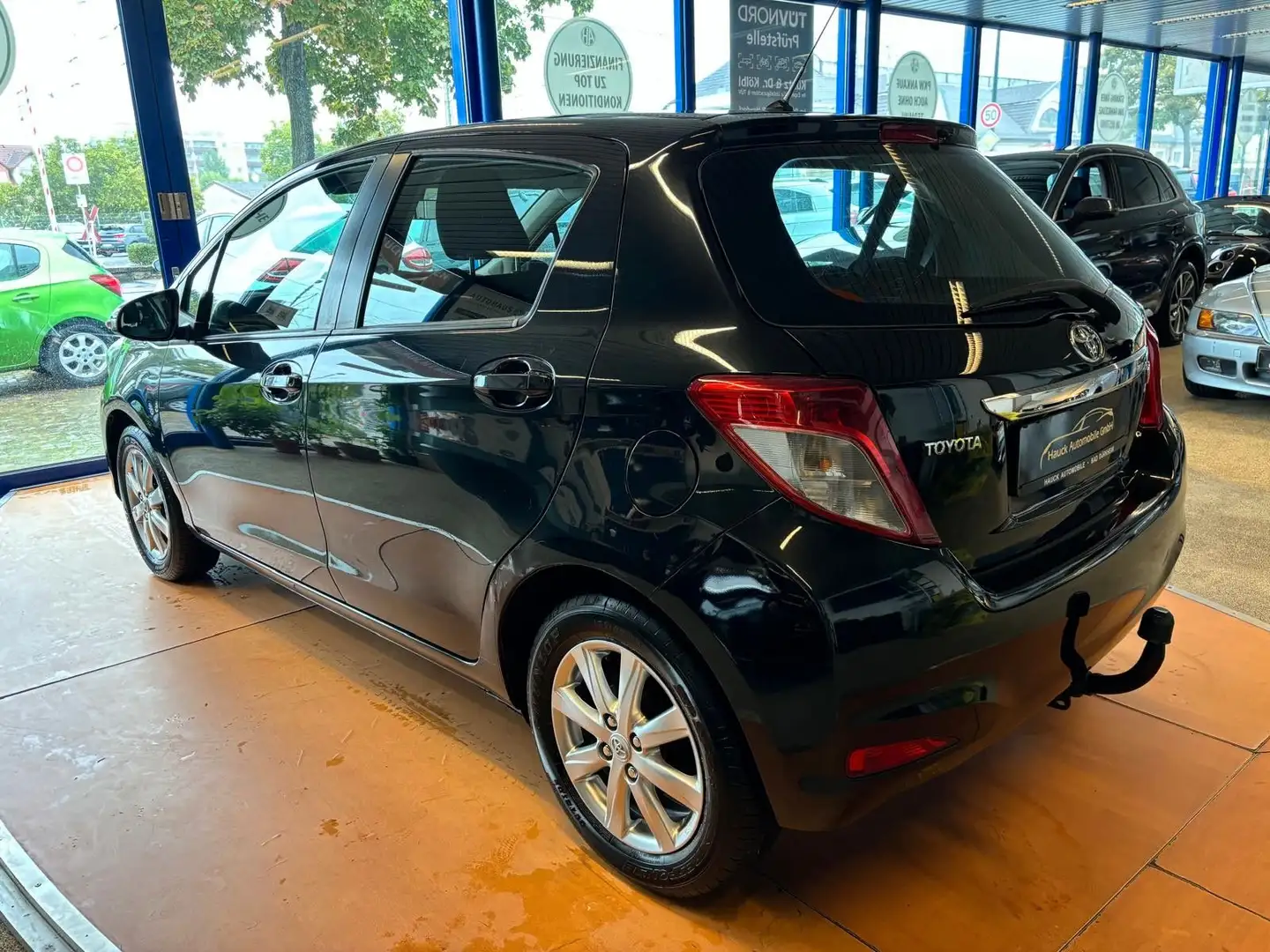 Toyota Yaris 1,33-l-Dual-VVT-i Life /1.H/85TKM/Navi/SH Zwart - 2