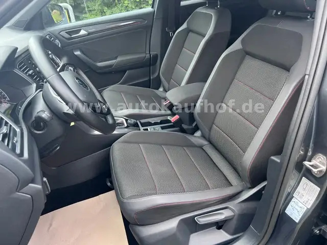 Volkswagen T-Roc view 14