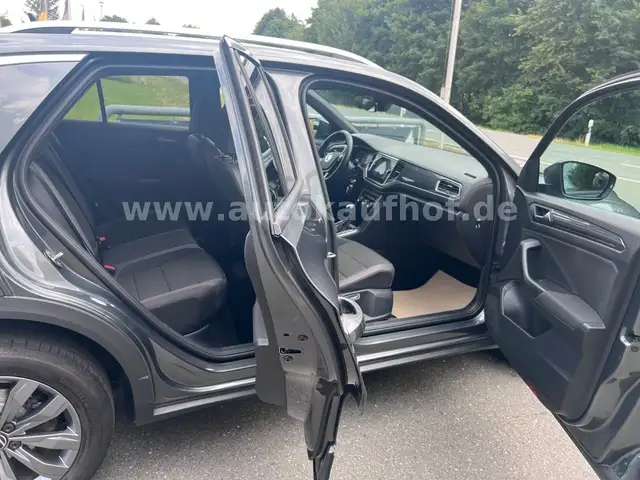 Volkswagen T-Roc view 9