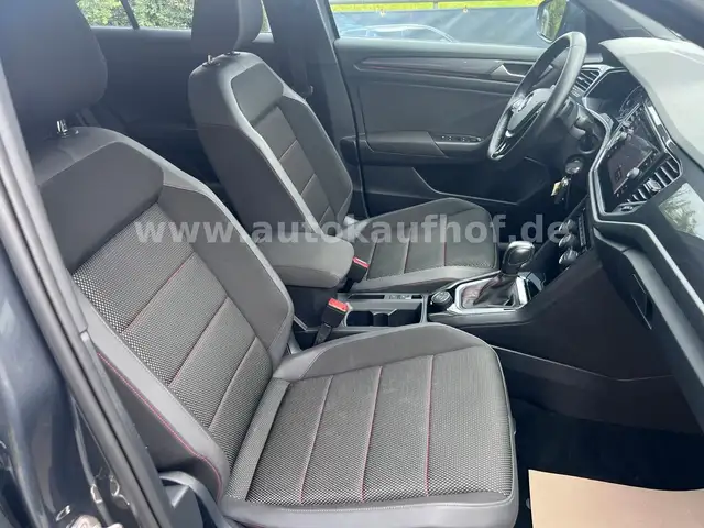 Volkswagen T-Roc view 11