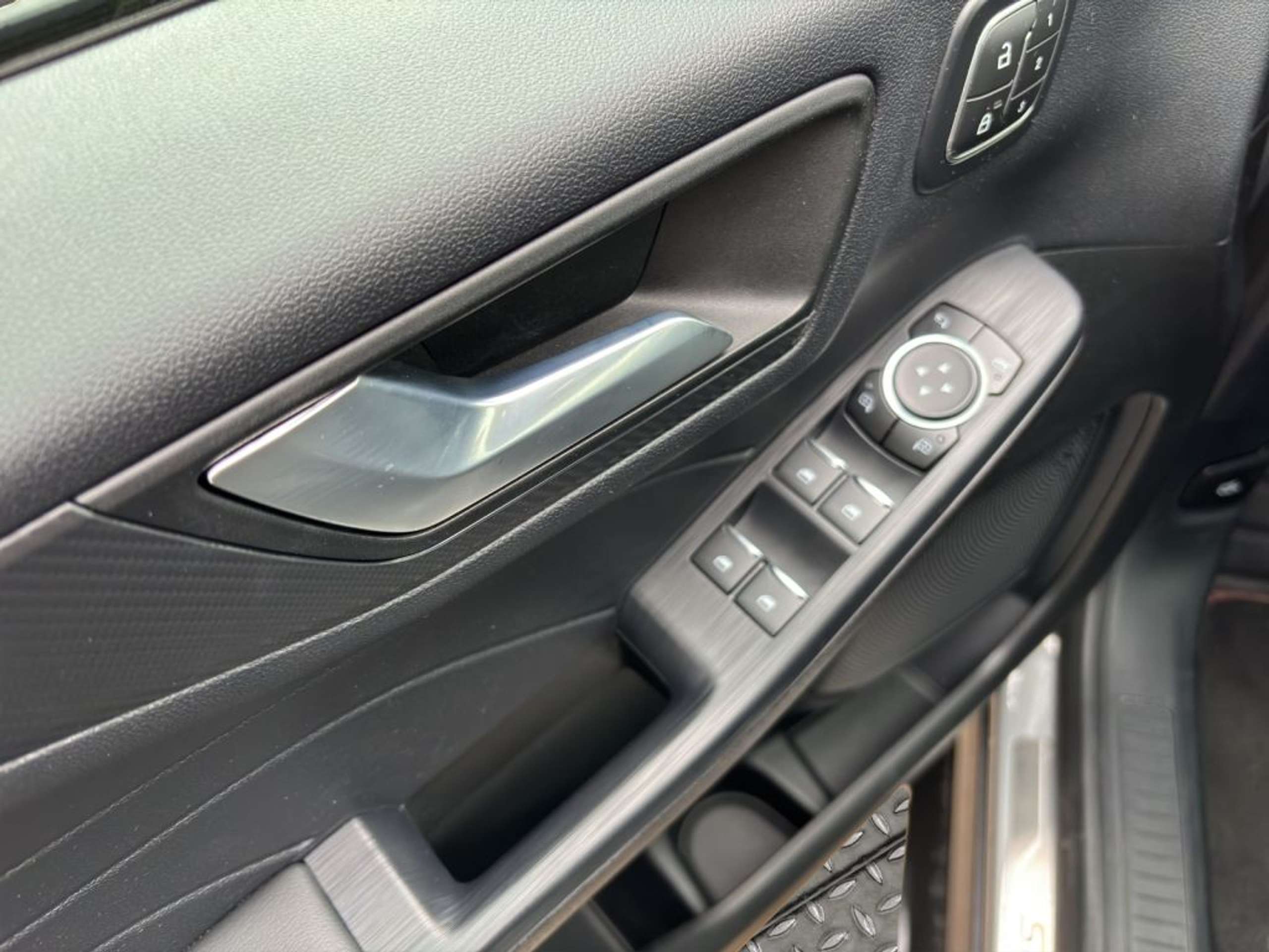 Fahrzeugabbildung Ford Kuga ST-LINE X 2.5 Ltr. 243 PS PHEV *20-ZOLL*LED* - mit KI generiert/bearbeitet