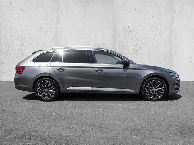 Skoda Superb view 5