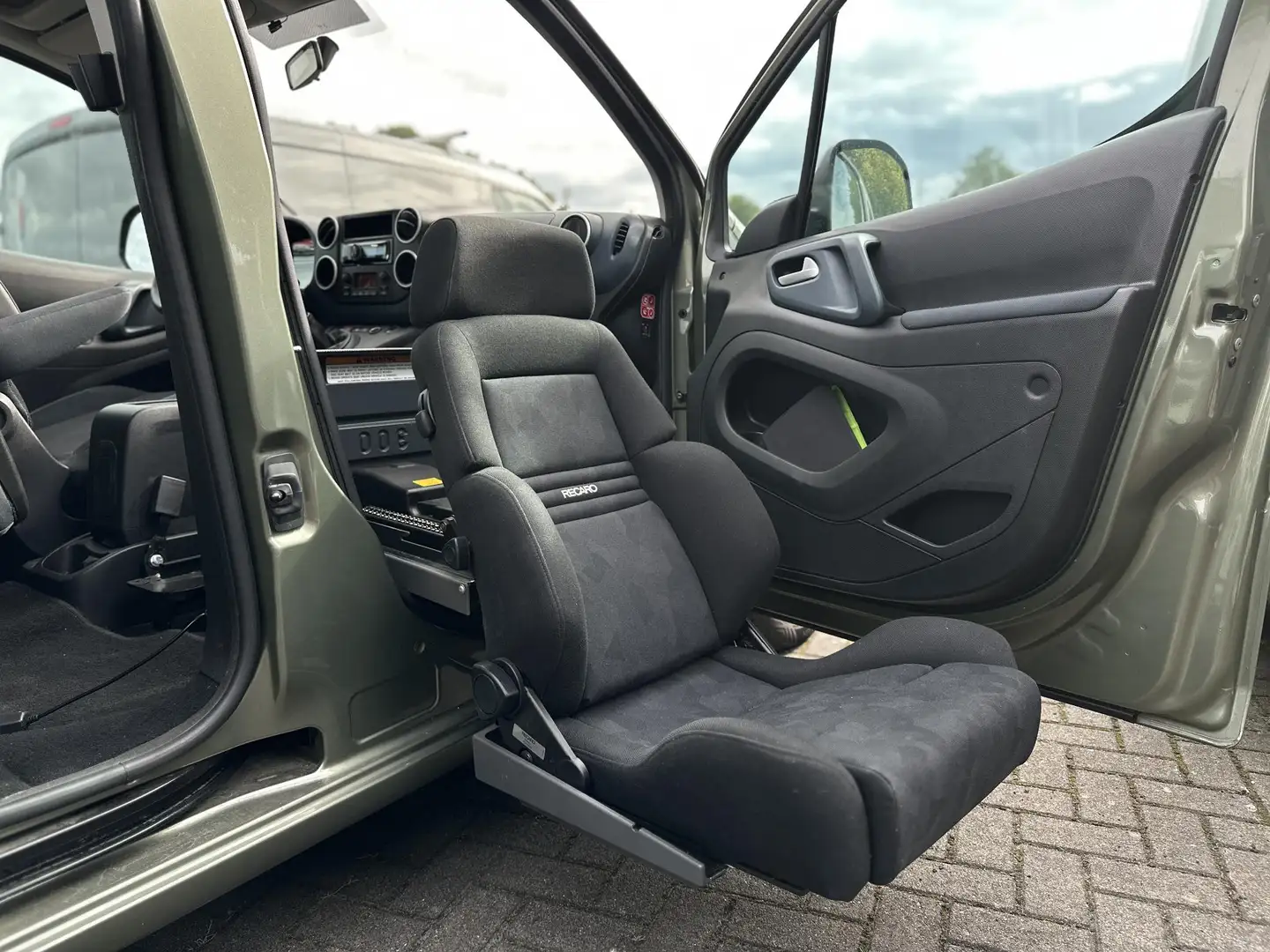 Peugeot Partner Tepee 1.6 XT 109pk | Draaistoel | Airco Zielony - 2