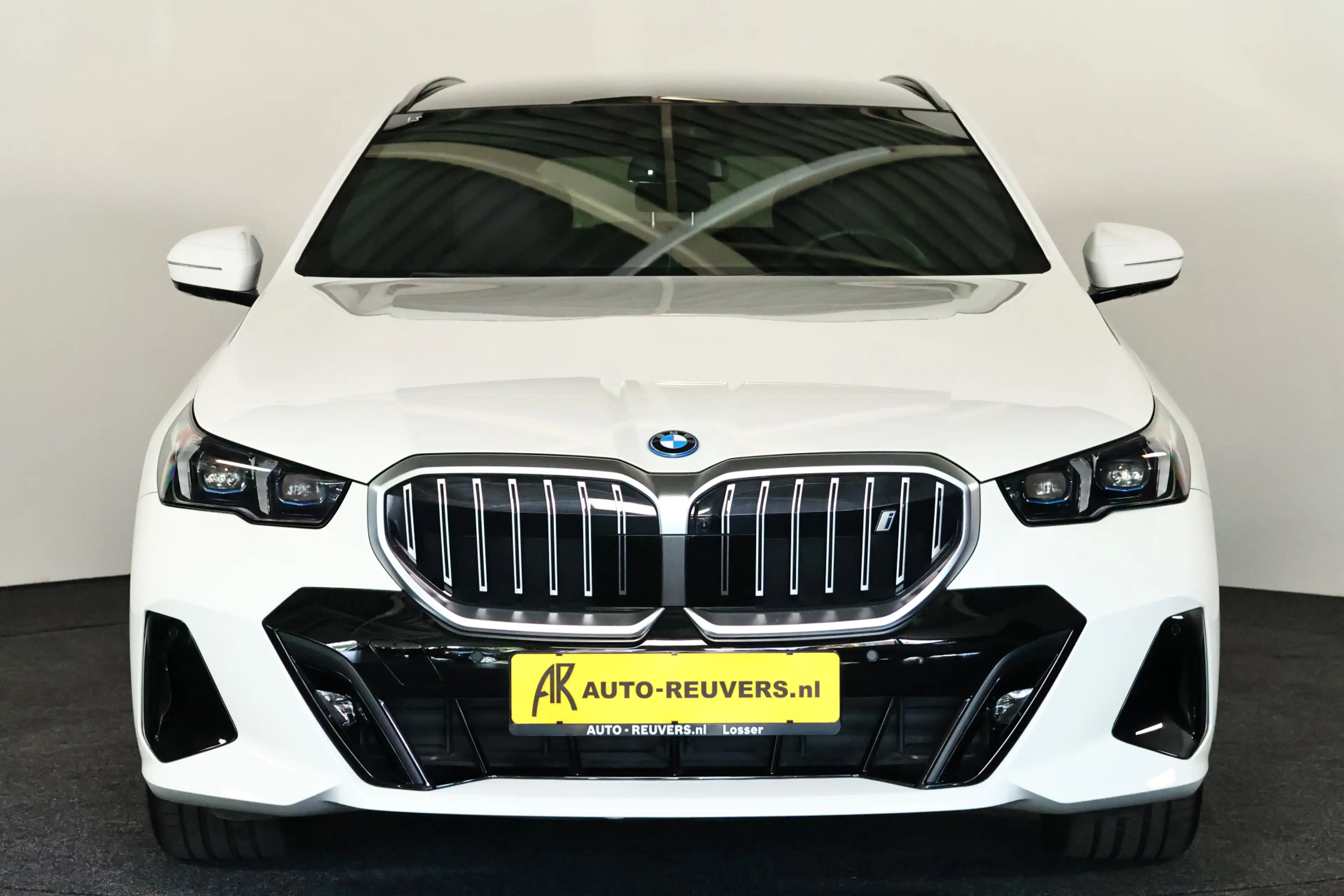 BMW i5 eDrive40 M Sport 84 kWh Panorama / HUD / ACC / Car — photo 8