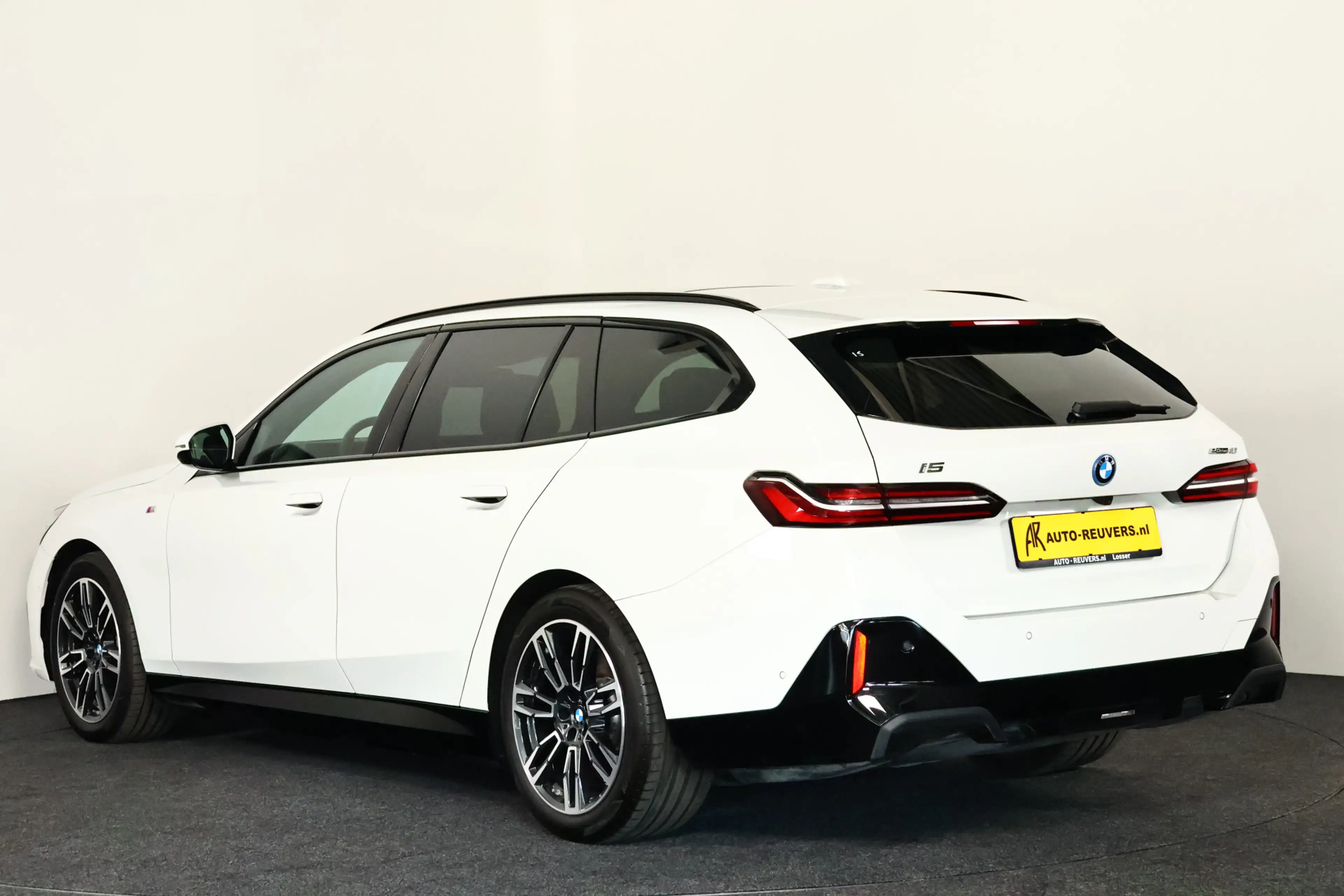 BMW i5 eDrive40 M Sport 84 kWh Panorama / HUD / ACC / Car — photo 6