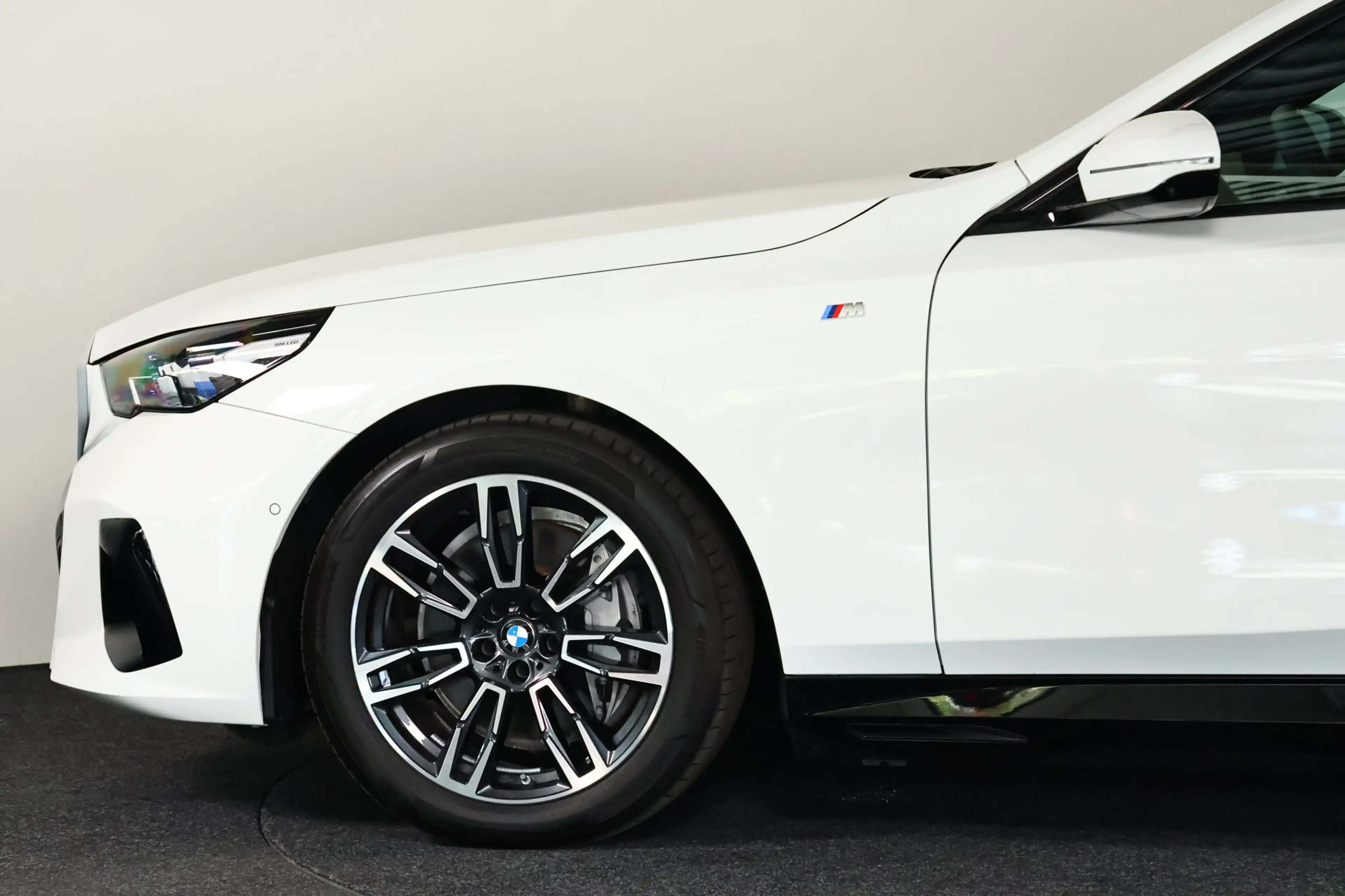 BMW i5 eDrive40 M Sport 84 kWh Panorama / HUD / ACC / Car — photo 33