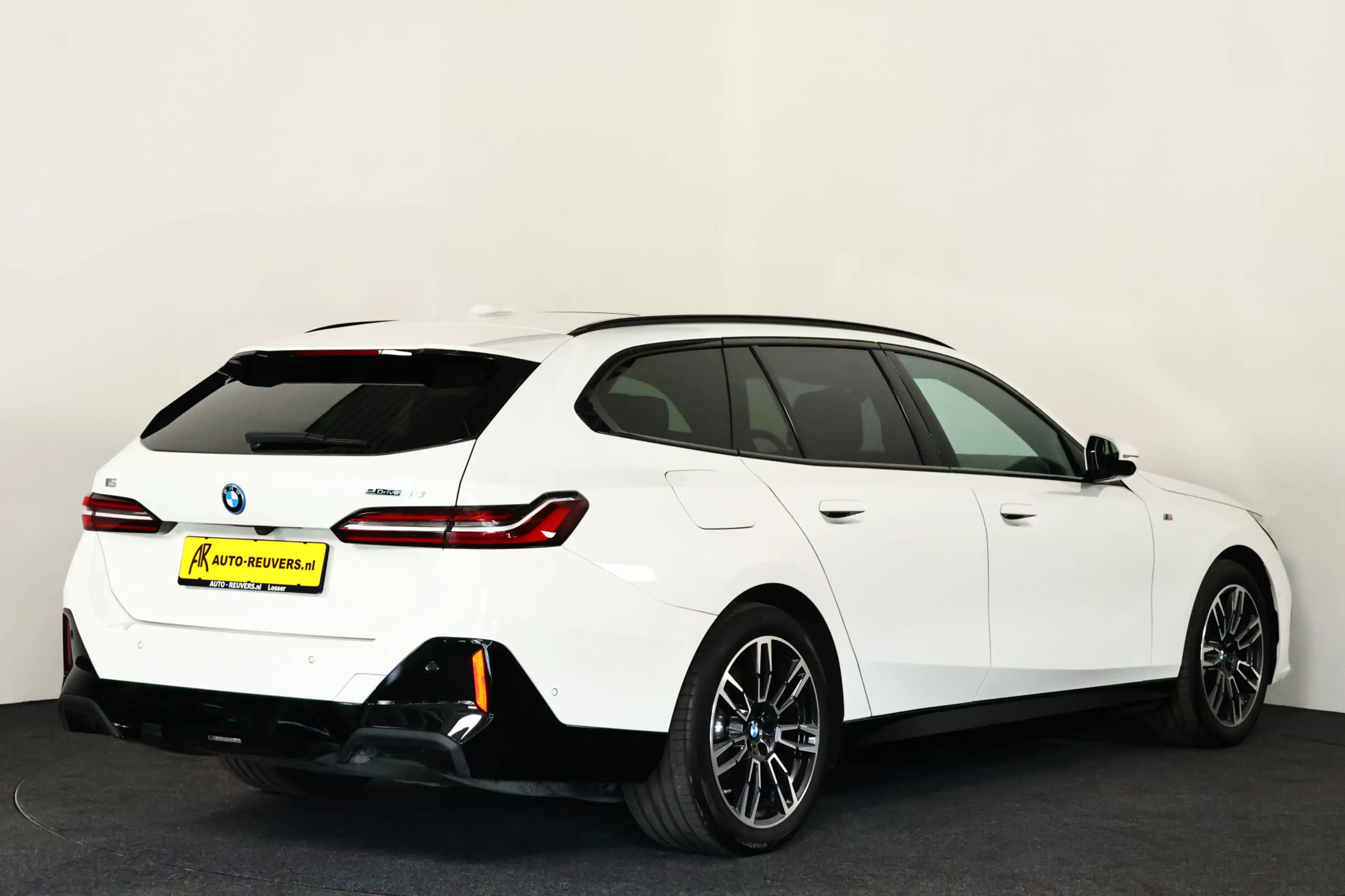 BMW i5 eDrive40 M Sport 84 kWh Panorama / HUD / ACC / Car — photo 2