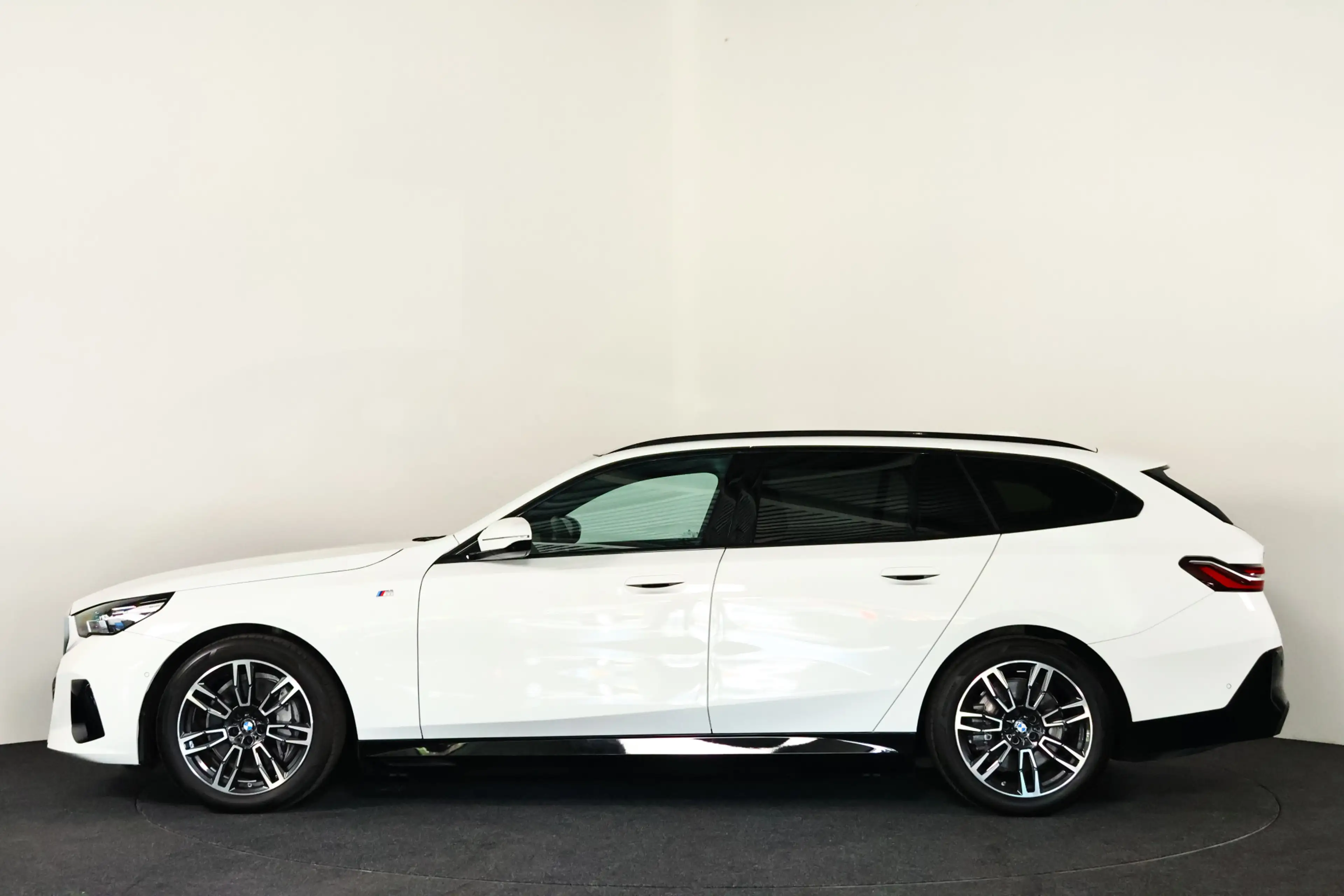 BMW i5 eDrive40 M Sport 84 kWh Panorama / HUD / ACC / Car — photo 34